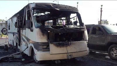Investigan incendio de vehículos frente a local comercial de S Valley View Blvd