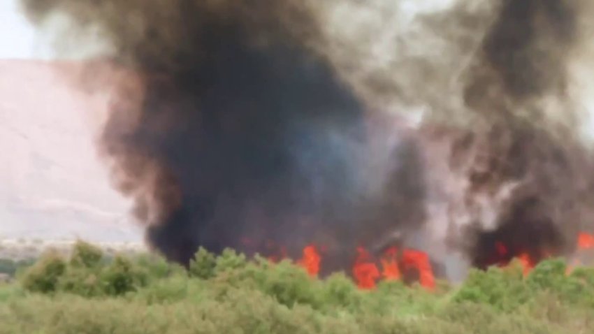Vecinos preocupados por el humo y las cenizas por el incendio en Wetlands Park