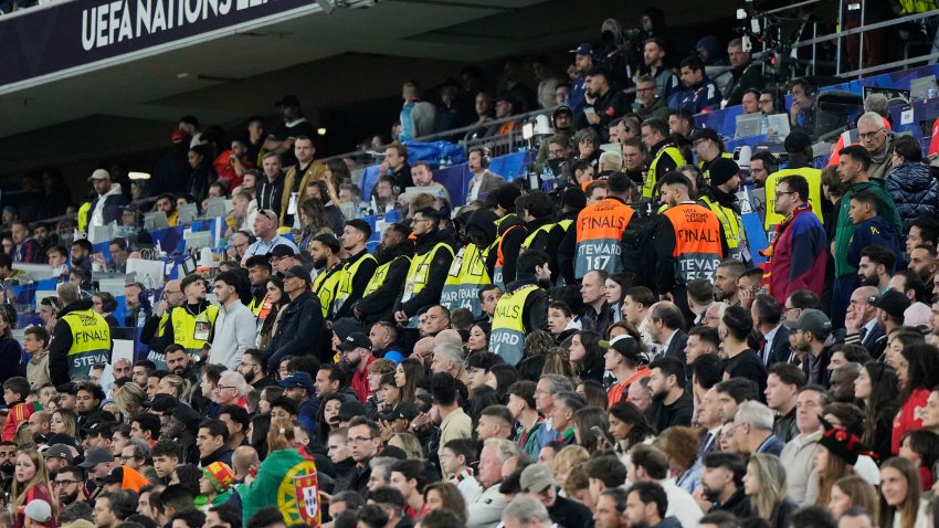 Los auxiliares de juego forman una fila en las gradas durante la final de la Liga de Naciones entre Portugal y España en la Arena Allianz de Múnich, Alemania, el domingo 8 de junio de 2025. (Foto AP/Martin Meissner)