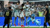 La barrera de Costa Rica, con Kenay Myrie, bloquea un tiro libre de México durante el partido de cierre de la fase de grupos de la Copa Oro
