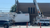 Camión se estrella contra edificio, daña poste de luz y provoca fuga de combustible en North Las Vegas