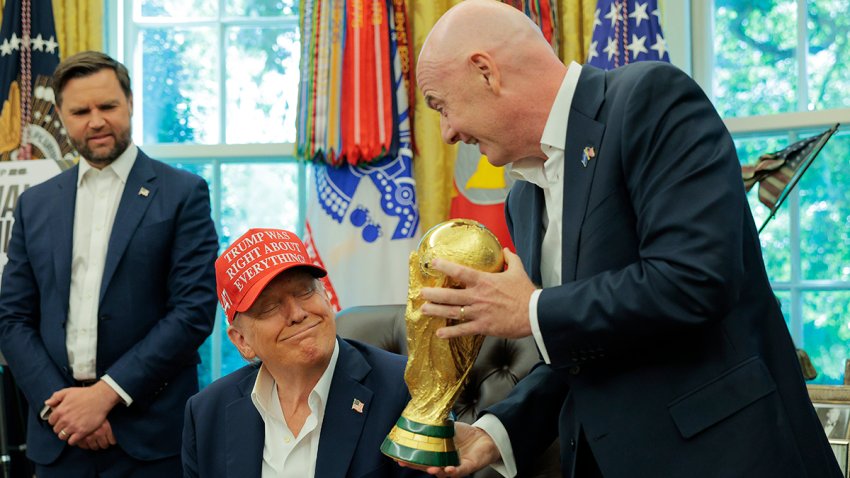 WASHINGTON, DC &#8211; AUGUST 22:   FIFA President Gianni Infantino shows U.S. President Donald Trump the World Cup Trophy in the Oval Office as Vice President JD Vance looks on August 22, 2025 in Washington, DC.  Trump announced the FIFA World Cup 2026 draw will take place at The Kennedy Center.   (Photo by Chip Somodevilla/Getty Images)