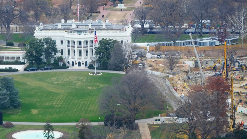 Continúan los trabajos de construcción del salón de baile en la Casa Blanca, donde alguna vez estuvo el Ala Este, el martes 9 de diciembre de 2025, en Washington. (AP Foto/Pablo Martinez Monsivais)