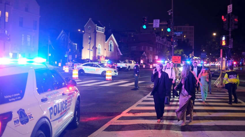 Los invitados se retiran del Washington Hilton en medio de una fuerte presencia policial, tras escucharse disparos durante la Cena de Corresponsales de la Casa Blanca en Washington, D. C., el 25 de abril de 2026. Se efectuaron disparos mientras el presidente de EE. UU., Donald Trump, asistía a una cena de prensa en Washington la noche del 25 de abril, según confirmaron testigos y reporteros de la AFP. Se escucharon fuertes estruendos y los invitados a la Cena de Corresponsales de la Casa Blanca —un evento de etiqueta— se apresuraron a esconderse bajo las mesas. Equipos tácticos, con las armas desenfundadas, tomaron posiciones en el escenario donde Trump había estado sentado antes de ser evacuado. (Foto de Ulysse BELLIER / AFP vía Getty Images)