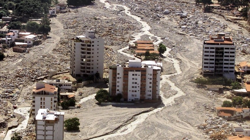 ARCHIVO – Una inundación y deslave el barrio de Los Corales, en el estado Vargas, justo al norte de Caracas, el 19 de diciembre de 1999. (AP Foto/Ricardo Mazalan, Archivo)