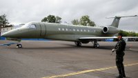 AME8891. TEGUCIGALPA (HONDURAS), 10/07/2026.- Fotografía que muestra el avión presidencial 001 de Honduras estacionado este viernes, en la pista aérea de la Base Aérea Coronel Hernán Acosta Mejía en Tegucigalpa(Honduras). El avión presidencial 001 de Honduras, que durante ocho años utilizó el expresidente Juan Orlando Hernández, fue adquirido en una subasta por 5,1 millones de dólares por la empresa mexicana Thebe Ingeniería, único ofertante. EFE/ Gustavo Amador