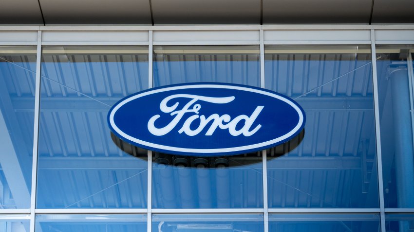 Un concesionario de Ford Motor Company con el logotipo de la marca en su fachada en Cracovia, Polonia, el 10 de mayo de 2026. La imagen muestra el letrero de la sala de exhibición del fabricante estadounidense de automóviles. (Foto de Marcin Golba/NurPhoto vía Getty Images)
