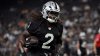 Ashton Jeanty, de los Las Vegas Raiders, sufre una aparente lesión durante un entrenamiento
