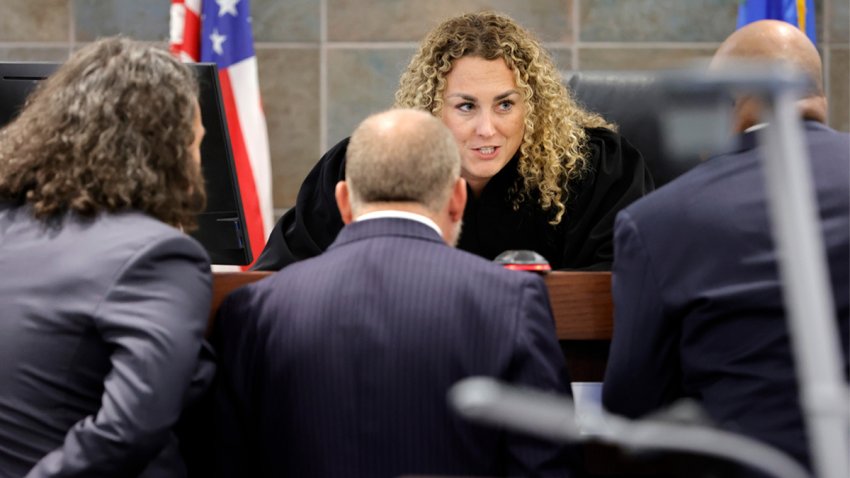 La jueza del Tribunal de Distrito Carli Kierny conversa con Michael Sanft, abogado de Duane Davis, izquierda, y con los fiscales adjuntos jefes Marc DiGiacomo, centro y Binu Palal, durante el juicio por asesinato de Duane Davis, relacionado con la muerte del rapero Tupac Shakur ocurrida en 1996, en el Centro de Justicia Regional del Tribunal de Distrito del Condado de Clark, en Las Vegas, el lunes 17 de agosto de 2026. (Steve MarcusPool Photo via AP)
