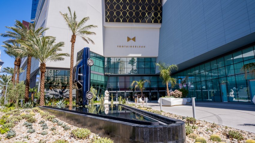 LAS VEGAS, NEVADA - 15 DE ABRIL: Vista general de la entrada del resort y casino Fontainebleau Las Vegas, con un Ford Galaxie 500 de 1966, el 15 de abril de 2024 en Las Vegas, Nevada. (Foto de AaronP/Bauer-Griffin/GC Images)