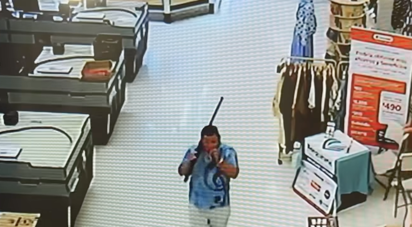 En video: hombre armado con rifle causa pánico en supermercado Sedano’s