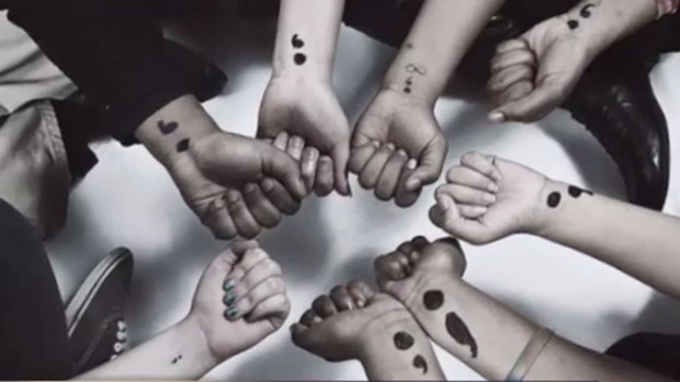 La moda de los tatuajes con punto y coma
