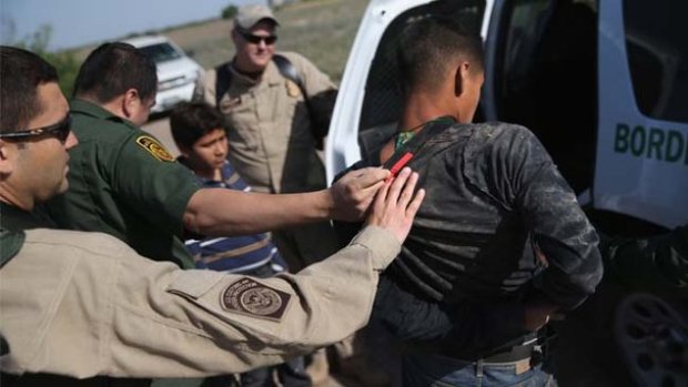 Video: Más inmigrantes detenidos en Texas