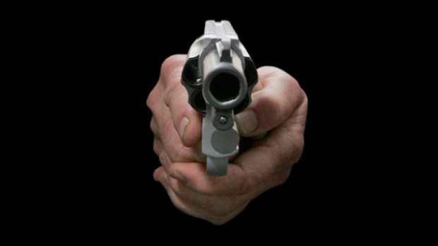 Video: Agente alega golpes y abre fuego