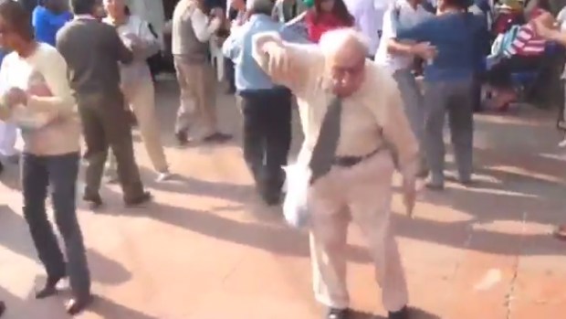 Video: Furor por baile apasionado de anciano