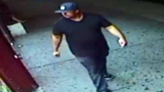 Video: Depravado disfruta oliendo pies