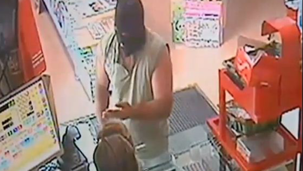 Video: Insólito: mujer regatea con atracador