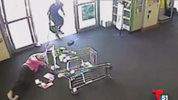 Video: Cruel ataque a anciana en supermercado