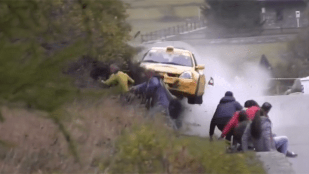 Video: Auto embiste a espectadores