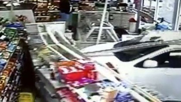 Video: Iba por un café y se empotró con el auto