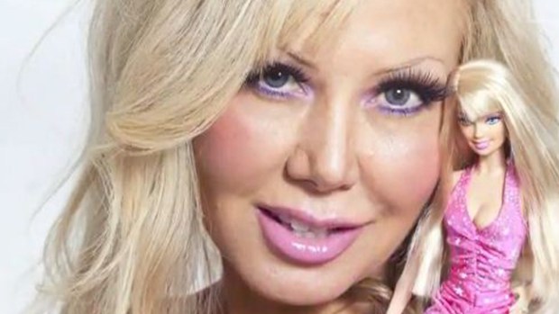 Video: Barbie humana desea ser hueca
