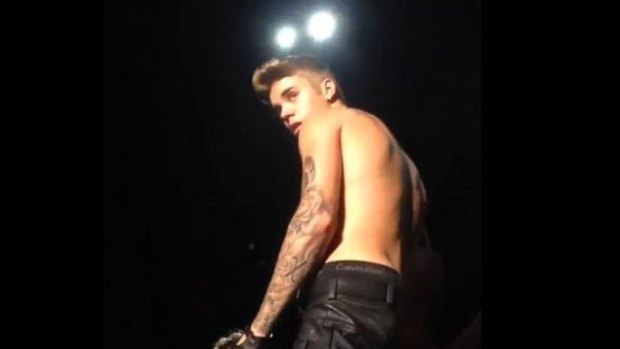 Video: El botellazo a Justin Bieber en concierto