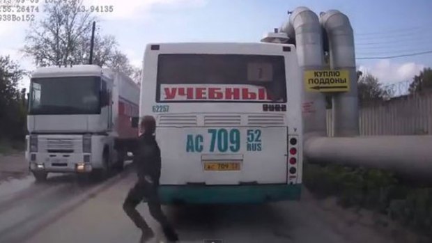 Video: Joven está a un paso de la muerte