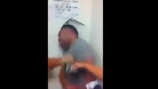 Video: Enfurecido rompe pared a cabezazos
