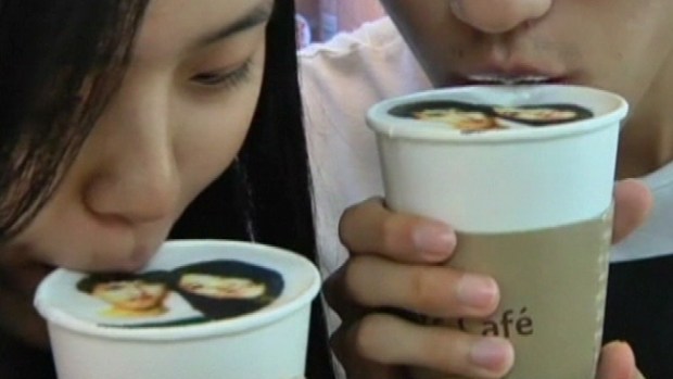 Video: Cafetería imprime fotos en el café