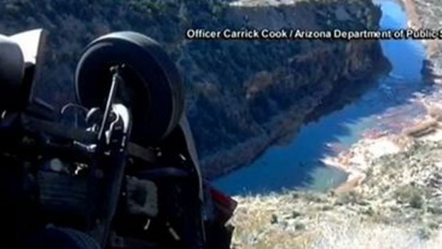 Video: Vuelca camión al borde del abismo