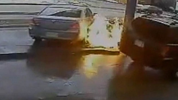 Video: Video: Insólito choque en gasolinera