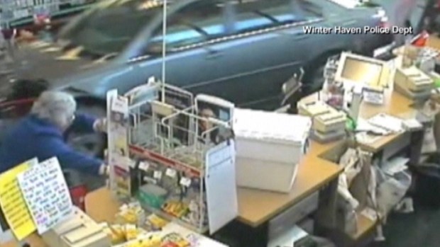 Video: Mujer casi es aplastada por auto en CVS