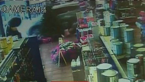 Video: Impacto: auto atraviesa el escaparate