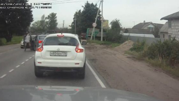 Video: Conductor furioso toma loca venganza