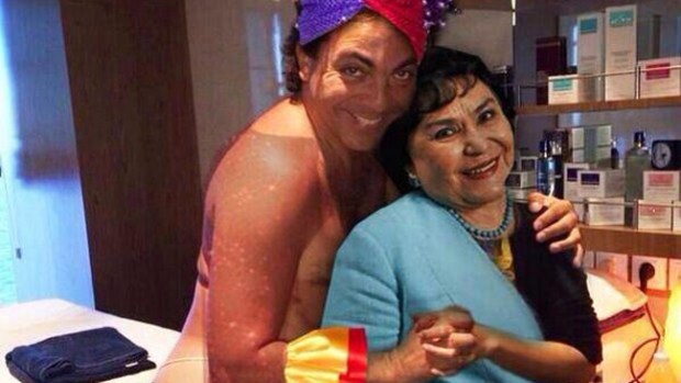 Video: Cristian Castro se burla de su “saiote”