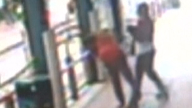 Video: Pánico por “aventador” de golpes al azar