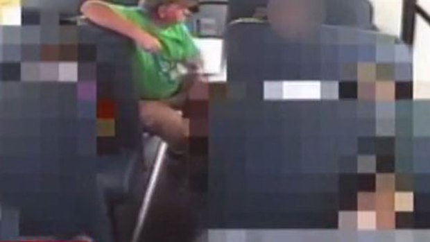 Video: Hombre da de bofetadas a niño autista