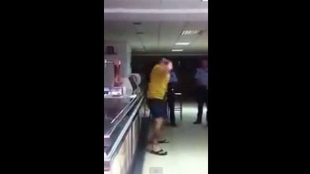 Video: Se da puñetazos y acusa a la policía