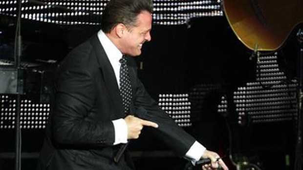 Video: Luis Miguel besa en la boca a fan