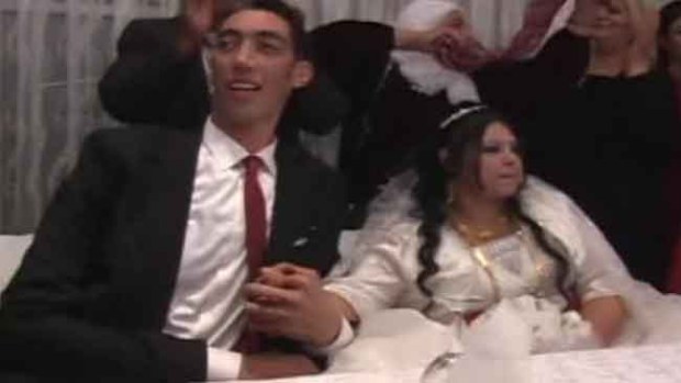 Video: Se casa el hombre más alto del mundo
