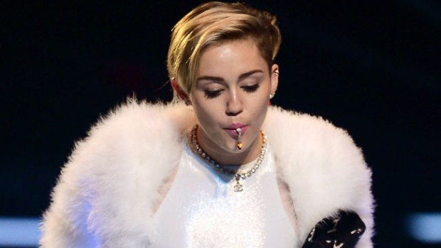 Video: Miley Cyrus, "twerking" desde el sofá