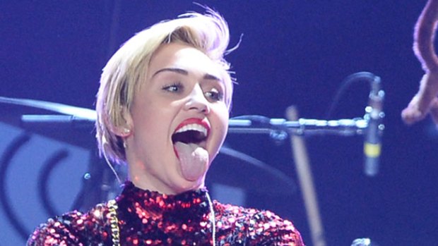 Video: La rara foto de Miley Cyrus con lengua