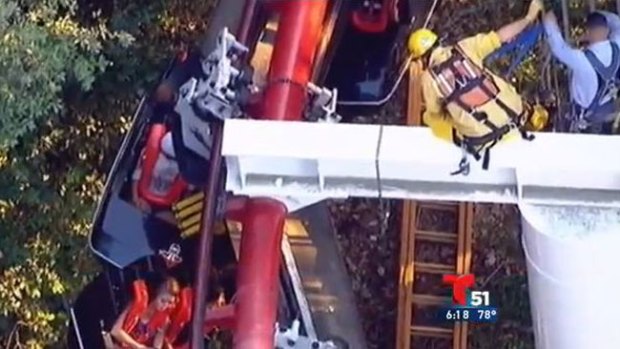 Video: Choca montaña rusa y roza la tragedia