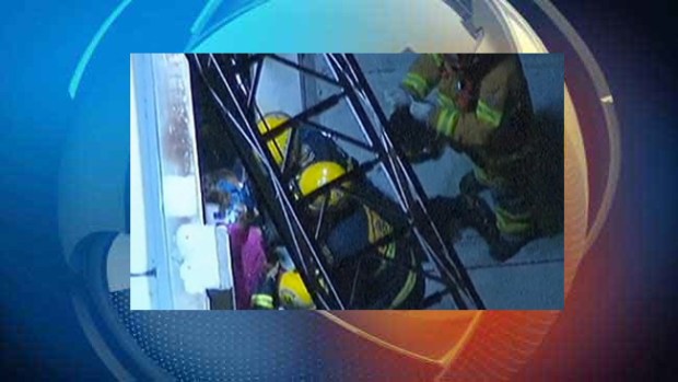 Video: Mujer queda atrapada entre edificios