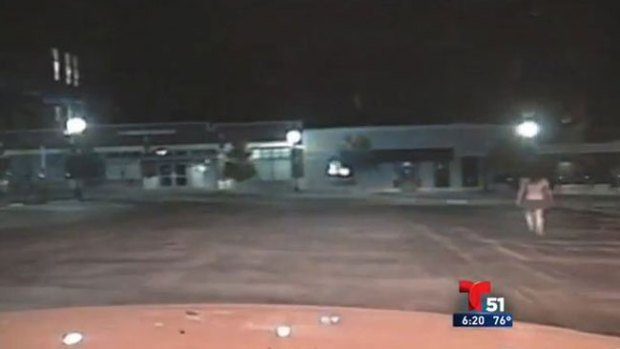 Video: Policía capta a mujer desnuda en la calle