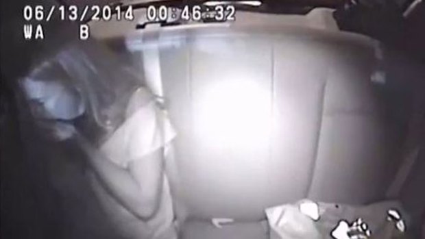 Video: Se traga su marihuana en el auto policial