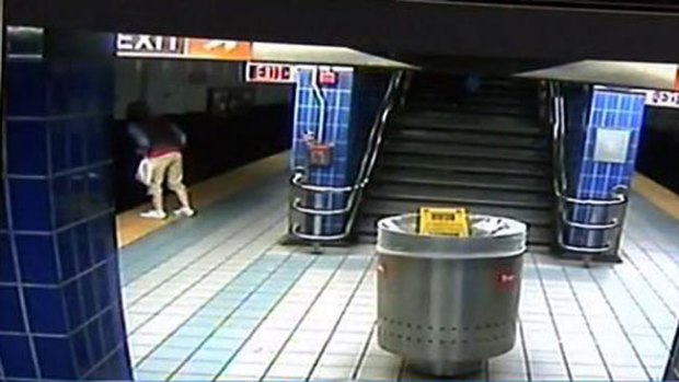 Video: Mujer cae a la vía y lo cuenta de milagro