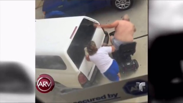 Video: Le grita, lo tumba, y casi lo atropella