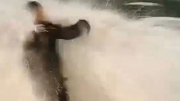 Video: La nieve engulle a reportero en vivo