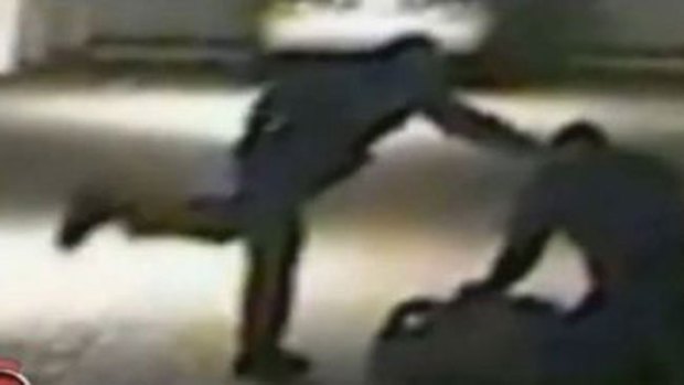 Video: Policías muelen a patadas a hombre